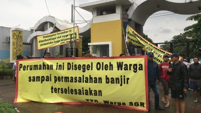 Kerap Dilanda Banjir, Perumahan Spring Garden Residence Disegel Warga