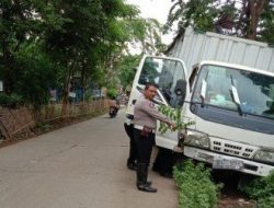 Adu Banteng dengan Mobil Boks, Tiga Pelajar Nyaris Tewas