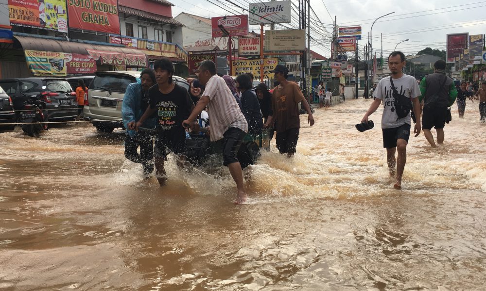 Banjir, Pemuda Jatimekar Raup Untung Satu Hari Rp 2 Juta, Modal Gerobak