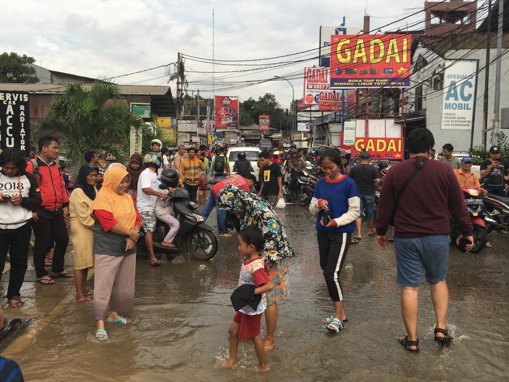 Banjir, Pemuda Jatimekar Raup Untung Satu Hari Rp 2 Juta, Modal Gerobak
