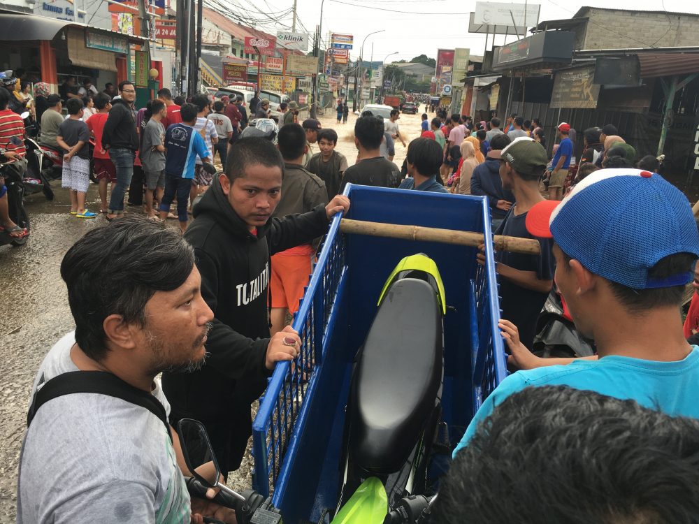 Banjir, Pemuda Jatimekar Raup Untung Satu Hari Rp 2 Juta, Modal Gerobak