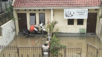 TOLONG! Warga Kayuringin Bekasi Terjebak Banjir, Butuh Bantuan Makanan