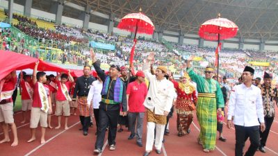 Wali Kota Bekasi, Rahmat Effendi bersama Ketua Tim Penggerak PKK Kota Bekasi dengan baju adat asli Bekasi, juga terlihat Wakil Wali Kota Bekasi, Tri Adhianto bersama istri mengenakan baju adat Bugis, dan Sekretaris Daerah Kota Bekasi Reny Hendrawati mengenakan baju khas Kota Jambi.