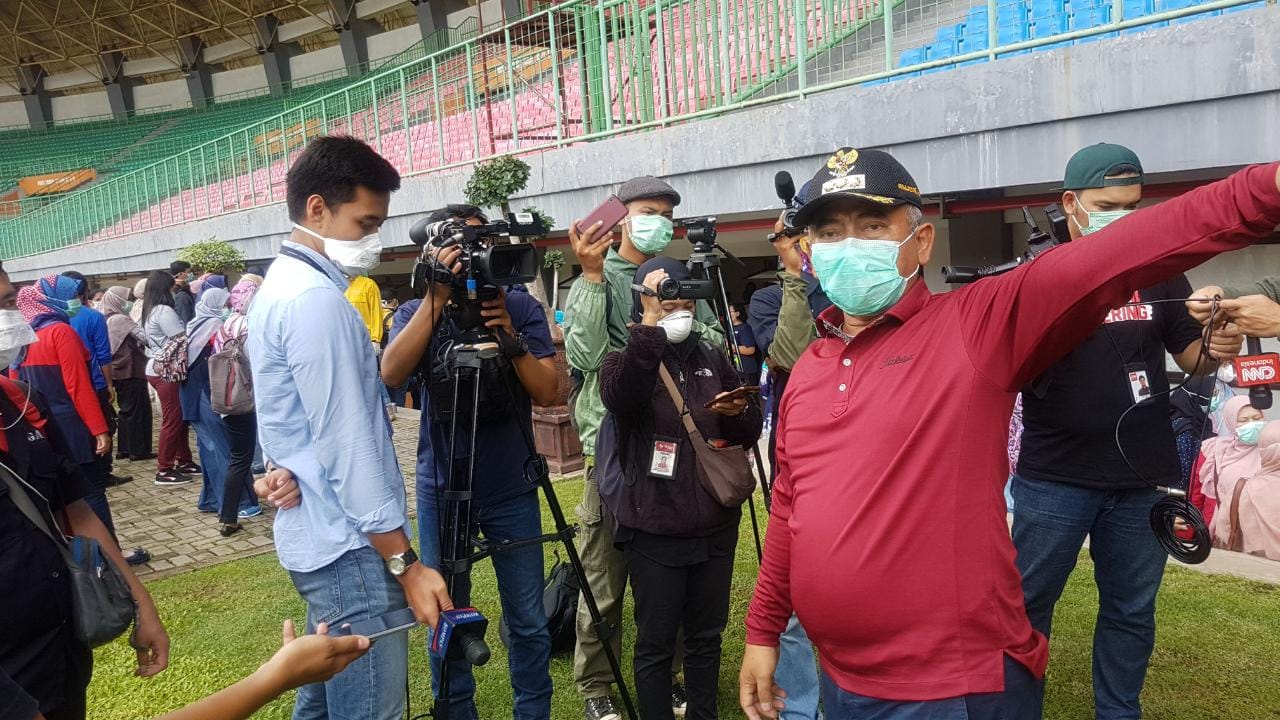 Wali Kota Bekasi Rahmat Effendi memantau kegiatan Rapid Test di Stadion Patriot Candrabhaga