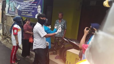 Peta KNPI Kota Bekasi Door To Door Bagikan Disinfektan dan Hand Sanitizer