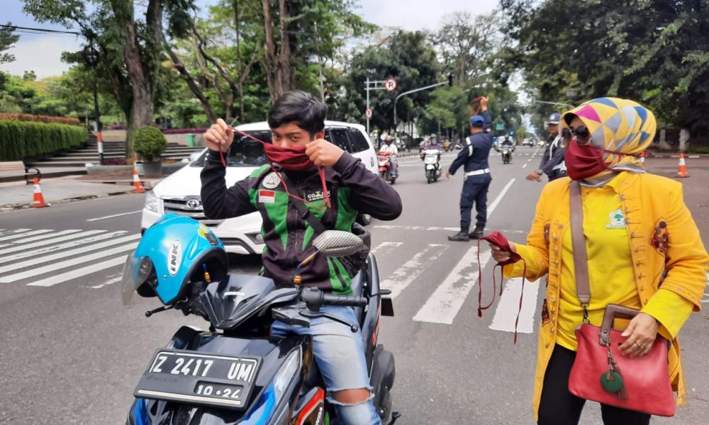 Peduli Covid-19, MKGR Jabar Bagi-Bgai Hand Sanitizer dan Masker