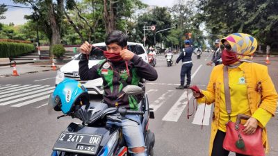 Peduli Covid-19, MKGR Jabar Bagi-Bgai Hand Sanitizer dan Masker