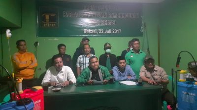 Kota Bekasi - Ketua DPC PPP Kota Bekasi, Sholihin saat melakukan jumpa pers