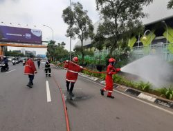Pedestrian Jalan Ahmad Yani Bekasi Disemprot Disinfektan