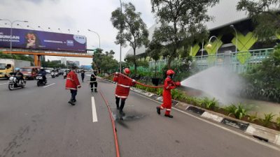 Pedestrian Jalan Ahmad Yani Bekasi Disemprot Disinfektan