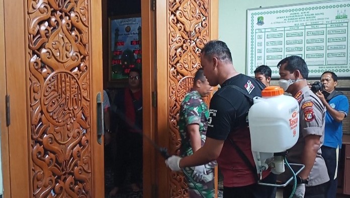 Cegah Corona, Masjid Al Barkah Disemprot Cairan Disinfectant Sebelum Ba'dah Jumat