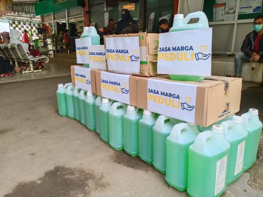 Cegah Penyebaran Covid-19, Jasa Marga Salurkan Hand Sanitezer, Masker dan Vitamin di Bekasi