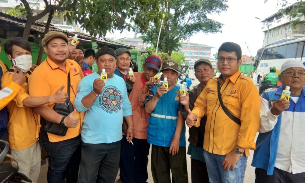 Gema MKGR Kota Bekasi Bagikan Gratis 1000 Hand Sanitizer, Sopir Angkot dan Ojek Berebut