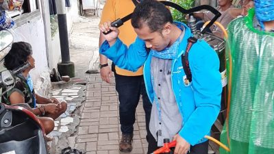 Pemukiman warga Rawa Semut, RT 09/11 Kelurahan Margahayu dan Kampung 200, Kelurahan Margajaya disemprot cairan disinfektan. Penyemprotan cairan disinfektan ini dilakukan langsung oleh Golkar Milenial Bekasi dan Pemuda Tanggap Bencana (PETA)yang berlangsung pada, Sabtu (4/4/2020).