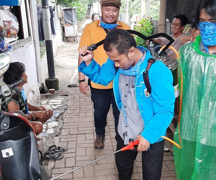 Pemukiman warga Rawa Semut, RT 09/11 Kelurahan Margahayu dan Kampung 200, Kelurahan Margajaya disemprot cairan disinfektan. Penyemprotan cairan disinfektan ini dilakukan langsung oleh Golkar Milenial Bekasi dan Pemuda Tanggap Bencana （PETA）yang berlangsung pada, Sabtu (4/4/2020).