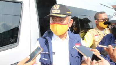 PSBB Tahap III, Pemkot Bekasi Siapkan Sanksi Denda bagi Pelanggar Pemerintah Kota Bekasi bakal menindak tegas pelanggar Pemberlakuan Sosial Berskala Besar (PSBB). Tindakan tegas itu mulai dengan denda dan saksi lainya. Sebab, PSBB tahap 3 di Kota Bekasi akan berlaku hingga 26 Mei mendatang. Wali Kota Bekasi, Rahmat Effendi menegaskan, dalam PSBB tahap 3 di wilayahnya, pemerintah mulai memberlakukan sanksi administratif kepada semua pelanggar yang enggan mengikuti aturan. Hal ini menyusul masih terdapat pengusaha dan perorangan yang tidak mengindahkan aturan pemerintah. "Kita tidak akan main - main, dan akan memberikan sanksi tegas," katanya, Kamis (14/5/2020). Payung hukum perihal sanksi itu berdasarkan Perwal Kota Bekasi Nomor 29 Tahun 2020 yang terbit hari ini, Sanksi dimulai dari teguran lisan, sanksi sosial, dan denda dengan nilai hingga puluhan juta, sampai penyegelan tempat usaha."Tentunya kita kordinasi dengan Forkompinda," ujarnya. Rahmat berharap dengan adanya perpanjangan PSBB ini, semakin meningkat kesadaran untuk para warga Kota Bekasi, dimaksudkan dengan adanya sanksi tegas ini, agar warga memahami akan bahayanya wabah ini, sehingga memutus mata rantai penyebaran Covid 19 ini. "Lihat saja di web Corona Kota Bekasi, jumlah positif sudah banyak, dan kita terus mentracking keluarga terdekat Pasien Positif agar segera ditindak, beberapa tes PCR kita sebar di titik PSBB, termasuk stasiun, san juga di pasar pasar yang ada di Kota Bekasi, dan menghasilkan terpapar positif." tegasnya. (YUN) Adapun warga yang melakukan pelanggaran akan diberikan sanksi sebagai berikut : 1. Warga tidak pakai masker saat keluar rumah – teguran lisan atau tertulis – wajib membersihkan fasilitas umum – denda maksimal Rp250 ribu 2. Institusi pendidikan menggelar kegiatan belajar – teguran tertulis 3. Menggelar aktivitas kerja pada bidang usaha yang dilarang beroperasi saat PSBB – penyegelan tempat kerja – denda maksimal Rp10 juta 4. Bidang usaha yang diperbolehkan beroperasi tidak menjalankan protokol kesehatan – teguran tertulis – denda maksimal Rp50 juta 5. Tempat makan yang melayani makan di tempat dan-atau tidak menerapkan protokol kesehatan – penyegelan tempat makan – denda maksimal Rp10 juta 6. Hotel yang membiarkan kegiatan berkerumun; tidak menutup fasilitas yang menciptakan kerumunan; dan tidak menerapkan protokol kesehatan – penyegelan hotel – denda maksimal Rp50 juta 7. Tempat hiburan dan kepariwisataan yang masih beroperasi atau tidak menerapkan protokol kesehatan – penyegelan tempat hiburan – denda maksimal Rp50 jta 8. Usaha konstruksi tidak membatasi jumlah pekerja atau tidak menerapkan protokol kesehatan – teguran tertulis – denda maksimal Rp50 juta – penyegelan kegiatan konstruksi (jika masih melanggar) 9. Rumah ibadah yang menyelenggarakan kegiatan keagamaan – teguran tertulis 10. Melakukan kegiatan di tempat umum dengan jumlah peserta lebih dari lima orang – teguran lisan dan teguran tertulis – wajib membersihkan fasilitas umum – denda maksimal Rp250 ribu 11. Menggelar kegiatan sosial dan budaya di tempat umum – kerja sosial – denda maksimal Rp10 juta 12. Pusat perbelanjaan yang melanggar pembatasan jam operasional – teguran tertulis – penyegelan tempat usaha (apabila masih melanggar) 13. Jumlah penumpang mobil pribadi melebihi 50 persen kapasitas mobil – denda maksimal Rp1 juta – wajib membersihkan fasilitas umum – mobil ditahan di kantor kelurahan atau kantor kecamatan selama 1 x 24 jam 14. Pemotor yang membonceng penumpang tidak satu KTP atau tidak mengunakan masker – denda hingga Rp250 ribu – wajib membersihkan fasilitas umum – kendaraan ditahan 1 x 24 jam 15. Ojol yang melanggar ketentuan membawa penumpang – denda maksimal Rp150 ribu – wajib membersihkan fasilitas umum – kendaraan ditahan 1 x 24 jam 16. Angkutan barang dan angkutan umum yang membawa kapasitas di atas 50 persen, tidak menggunakan masker dalam kendaraan, dan -atau tidak mengindahkan jam operasional – denda maksimal Rp500 ribu – wajib membersihkan fasilitas dan sarana umum – kendaraan ditahan