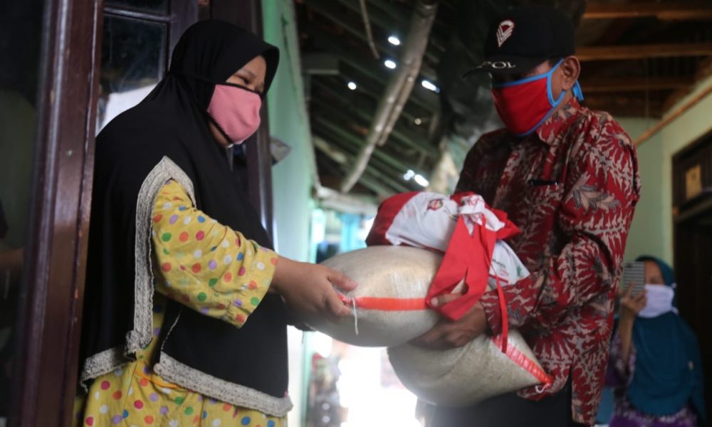 Bekasi - Penyaluran Bansos Presiden Tahap 3 di Bekasi