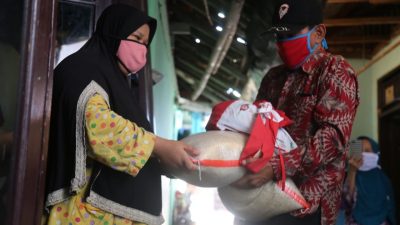 Mengintip Penyaluran Bansos Presiden Tahap 3 di Bekasi