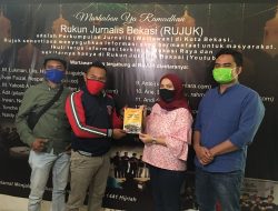 Kunjungi Perkumpulan Rujuk, Bawaslu Kota Bekasi Serahkan Buku Pengawasan