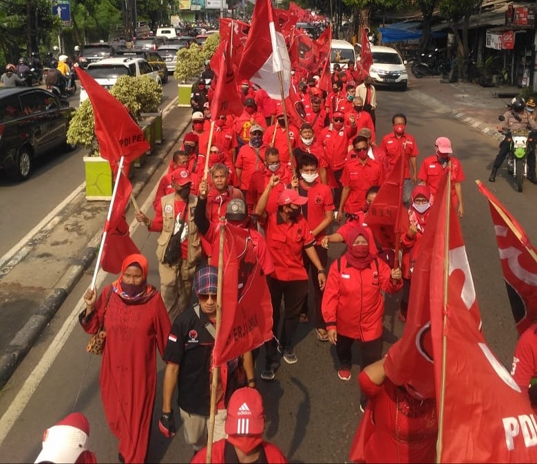 Ratusan Kader PDIP Kota Bekasi Longmarch Minta Polisi Usut Kasus Pembakaran Bendera