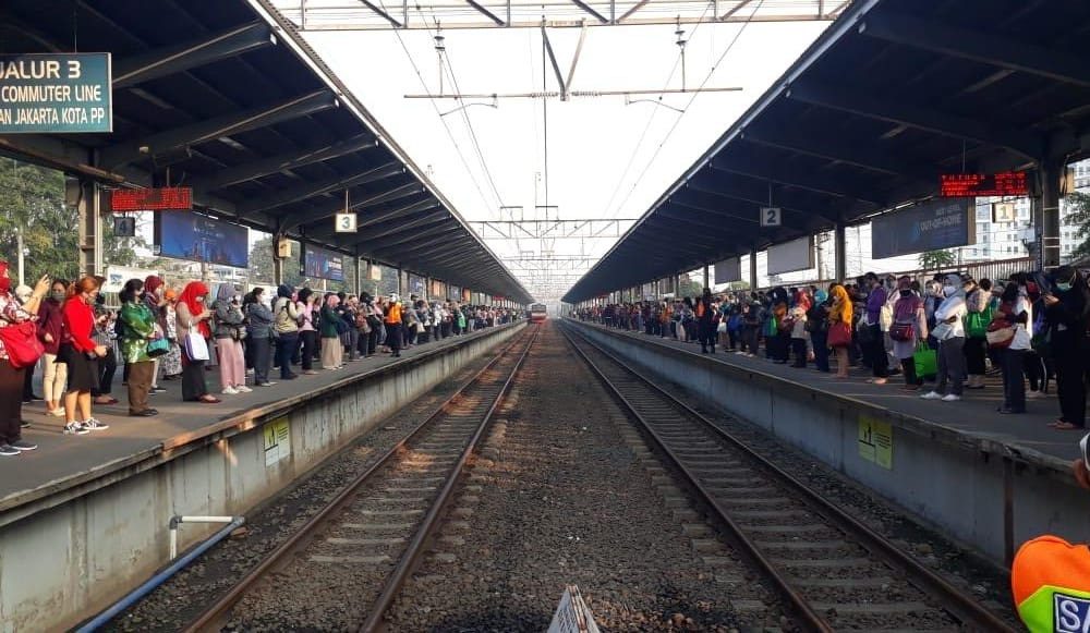 PSBB Transisi, Stasiun Bekasi Dipadati Calon Penumpang