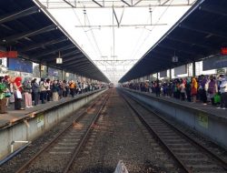 PSBB Transisi, Stasiun Bekasi Dipadati Calon Penumpang