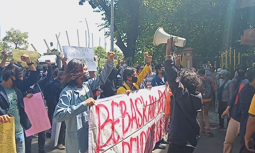 Puluhan Mahasiswa Bekasi Unjuk Rasa, Tekan Kemendikbud Bebaskan Biaya Pendidikan
