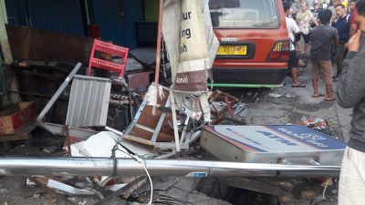 Sopir Angkot 02 Mabuk Tabrak Warung Kelontong di Pekayon