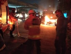 Mobil Daihatsu Sigra Terbakar di Depan Mall Metropolitan