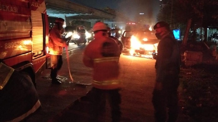Mobil Daihatsu Sigra Terbakar di Depan Mall Metropolitan