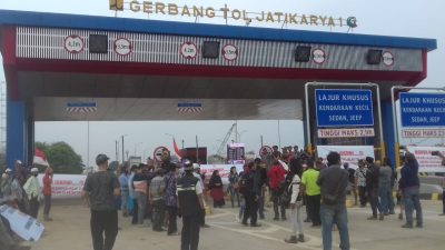 Duit Rp 218 Miliar Belum Dibayar Pengadilan, GT Tol Jatikarya 2 Diblokade Warga