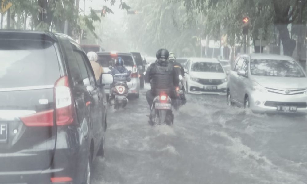 Diguyur Hujan 3 Jam, Sejumlah titik Jalan di Kota Bekasi Banjir