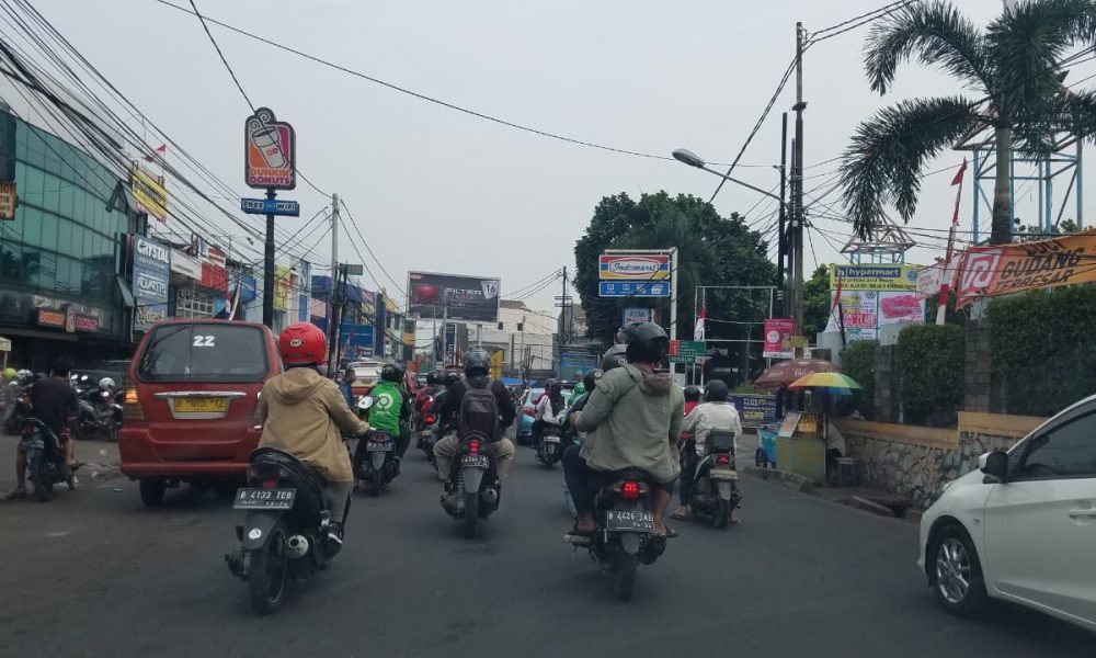 Suasana di Jalan Raya Hankam