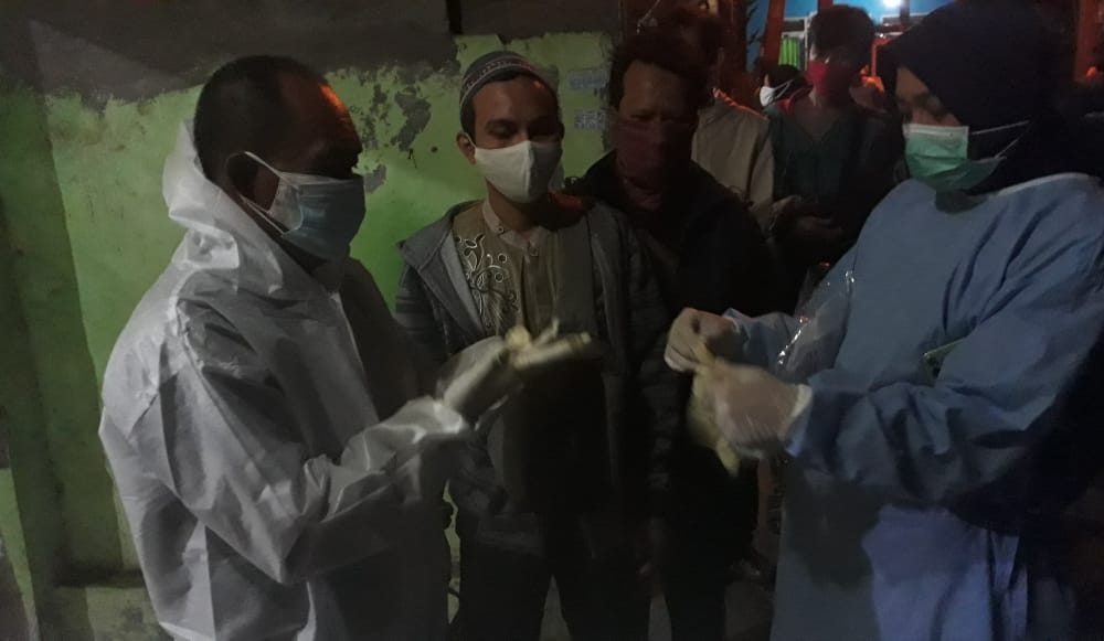 Petugas saat hendak mengevakuasi jasad korban