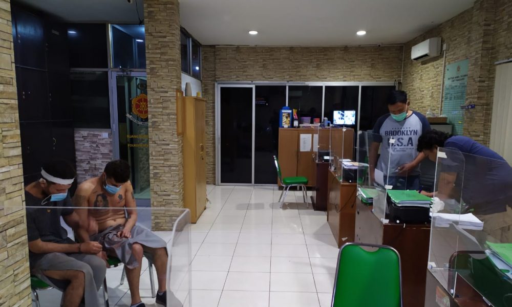Coba Hipnotis Penjaga Konter Hp di Bekasi, Kakak Adik Warga Negara Iran Diamuk Massa