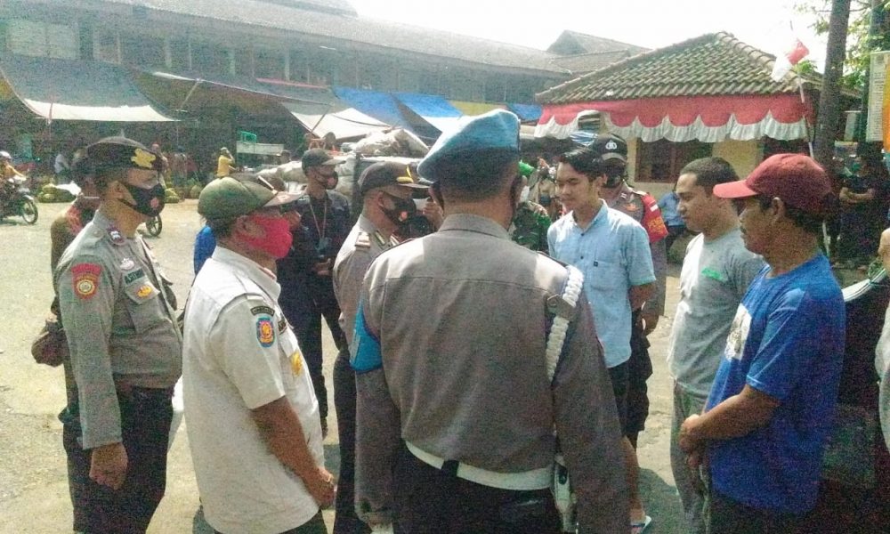 Polisi dan TNI Satroni Pasar Induk Cibitung, Tegur Pedagang Tak Pakai Masker