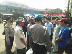 Polisi dan TNI Satroni Pasar Induk Cibitung, Tegur Pedagang Tak Pakai Masker