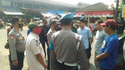 Polisi dan TNI Satroni Pasar Induk Cibitung, Tegur Pedagang Tak Pakai Masker
