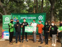 Gojek Pelopori Jumat Bersih bersama Dinas Lingkungan Hidup Kota Bekasi