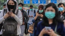 Bekasi - Ilustrasi masyarakat gunakan masker