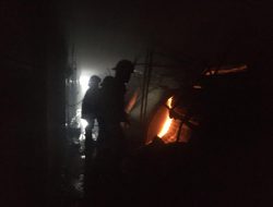 Sijago Merah Lahap Sejumlah Toko di Pasar Baru Bekasi