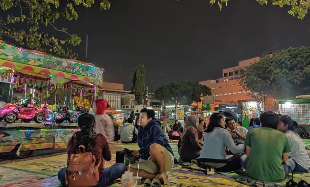 Wali Kota Bekasi Rahmat Effendi menyampaikan bahwa aktivita di Alun-alun Kota Bekasi saat ini dibatasi hinggal pukul 21.00 WIb atau jam 9 malam. Artinya, bagi pedagang yang masih beroperasi diatas jam tersebut diminta untuk membubarkan diri.