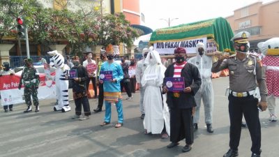 Keranda Mayat dan Pocong Diperlihatkan ke Warga yang Tak Pakai Masker
