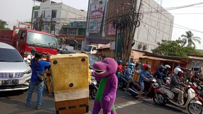 Sementara itu, di Kolong Tol Simpang Cibitung, polisi juga berkampanye bahaya Covid-19, Polsek Cikarang Barat melibatkan Spongebob dan Barney dengan membagikan 1.500 Masker Polisi juga membentangkan spanduk berisi pesan-pesan protokol kesehatan. Pemilihan tempat di Simpang Cibitung lantaran merupakan tempat masyarakat berlalu lalang untuk beraktivitas. Sewaktu lampu menyala merah, terlihat kostum Spongebob dan Barney, menghampiri para pengendara bersama polisi. Bagi-bagi masker di sana juga dilantunkan dengan alat musik angklung. "Insya Allah ini efektif dan akan kami lakukan secara simultan. Kita terus berusaha dan tidak menyerah dalam pengendalian covid-19," kata Kapolsek Cikarang Barat, AKP Akta Wijaya.