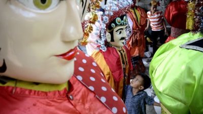 Banyak Disalahgunakan, Pengrajin Ondel-ondel Ogah Layani Orderan Pengamen Pengrajin dari Sanggar Irma Irama Kota Bekasi, Dede Syahroni mengaku ogah menerima orderan perakitan Ondel-ondel bagi kalangan pengamen. Sebab, sejauh ini banyak disalahgunakan. Alasan Dede juga menolak orderan para pengamen Ondel-ondel jalanan lantaran demi mempertahankan nilai budaya betawi itu. "Saya sudah tidak melayani orderan untuk pembuatan ondel-ondel untuk mengamen,” katanya, Minggu (13/9/2020). Dede mengaku, sudah mengetahui adanya larangan pengamen ondel-ondel. Seperti yang ada di DKI Jakarta. "Kalau Jakarta sudah lama dilarang, kalau di Kota Bekasi saya belum tahu yah," ungkapnya. Sejauh ini, Dede hanya melayani perakitan Ondel-ondel khas Betawi untuk kalangan tertentu. Misalnya saja keperluan dari pemerintah daerah dan sebagainya yang ingin mengedepankan kultur budaya. "Biasanya kita dapat order dari instansi pemerintah atau perorangan yang membuat acara kebudayaan," kata dia. (YUN)