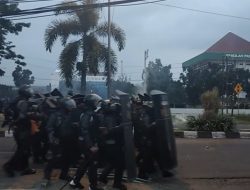 DOR DOR DOR! Polisi Pukul Mundur Anak STM dan Mahasiswa di Bekasi Pakai Gas Air Mata