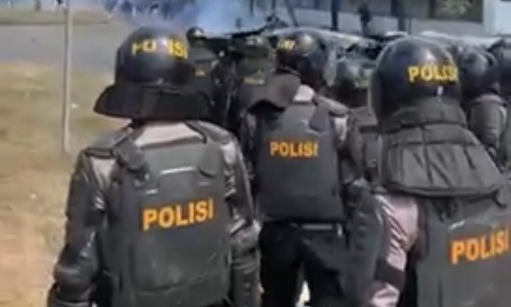 Aparat Kepolisian saat mengawal aksi unjuk rasa di Bekasi