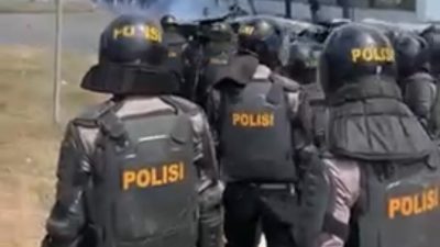 Aparat Kepolisian saat mengawal aksi unjuk rasa di Bekasi