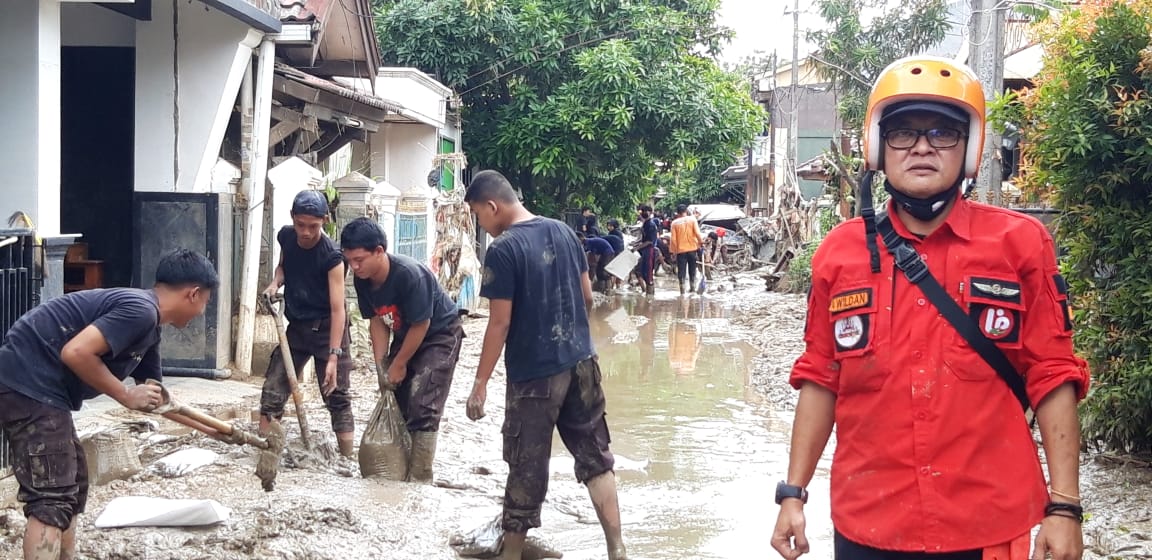 Proses pengerukan lumpur sisa banjir oleh Gerakan Relawan Bencana & Kemanusiaan. Foto: Istimewa