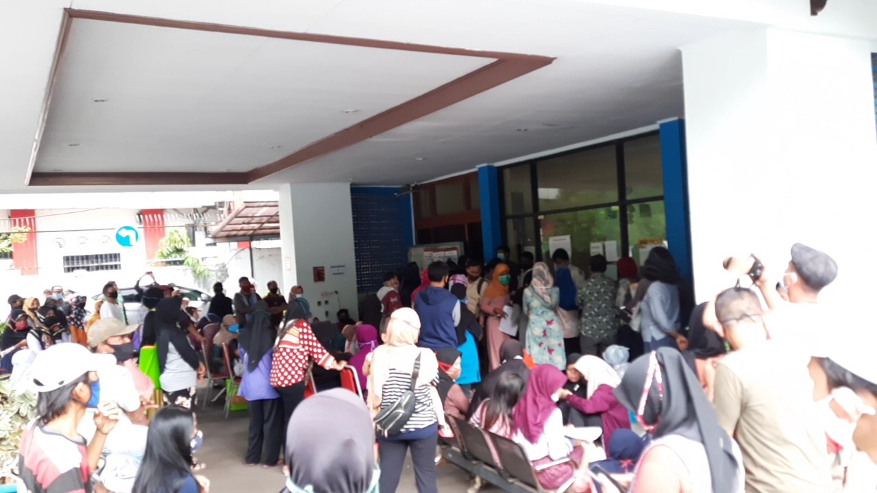 Ratusan pemohon KIP serbu Kantor Dinas Sosial di Jalan Ir.H Juanda, Bekasi Timur.